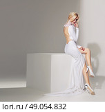 Sensual blond woman tempting a man. Стоковое фото, агентство Ingram Publishing / Фотобанк Лори