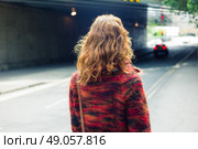 A young woman is walking on the street near an underpass. Стоковое фото, агентство Ingram Publishing / Фотобанк Лори