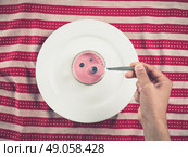 Overhead shot of a male hand scooping yogurt from a cup on a plate with a spoon. Стоковое фото, агентство Ingram Publishing / Фотобанк Лори