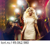 Situational shot of a young star being photographed. Стоковое фото, агентство Ingram Publishing / Фотобанк Лори