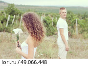 Cheerful young couple in the fields. Стоковое фото, агентство Ingram Publishing / Фотобанк Лори