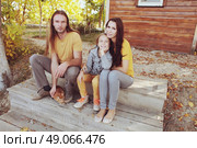 A happy young family with their cat pet. Стоковое фото, агентство Ingram Publishing / Фотобанк Лори