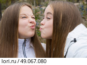 Two girls friends pouting. Стоковое фото, агентство Ingram Publishing / Фотобанк Лори