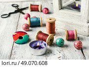 Beads and spools of thread for needlework on bright background. Accessories for home crafts. Стоковое фото, агентство Ingram Publishing / Фотобанк Лори