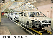 assembled cars in a row at car plant. Стоковое фото, агентство Ingram Publishing / Фотобанк Лори