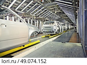 assembled cars in a row at car plant. Стоковое фото, агентство Ingram Publishing / Фотобанк Лори