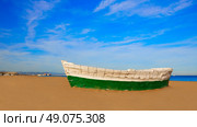 Valencia La Malvarrosa beach boats stranded in Mediterranean Spain. Стоковое фото, агентство Ingram Publishing / Фотобанк Лори