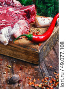 Chopped pieces of raw beef with spices on wooden cutting board. rib eye of beef. Стоковое фото, агентство Ingram Publishing / Фотобанк Лори