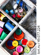 Wooden box with thread,bobbin and buttons.Top view. Стоковое фото, агентство Ingram Publishing / Фотобанк Лори