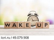 Wake up message with a classic alarm clock on a table. Стоковое фото, агентство Ingram Publishing / Фотобанк Лори