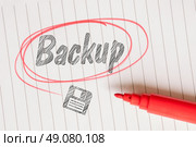 Backup note with a disk sketch and a red marker. Стоковое фото, агентство Ingram Publishing / Фотобанк Лори