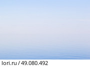 Синее безмолвие. Водная гладь сливается с небом в рассветный час. Стоковое фото, фотограф Елена  Орининская / Фотобанк Лори