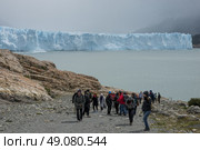 Climbers on Perito Moreno Glacier, Lake Argentino, Los Glaciares National Park, Santa Cruz Province, Patagonia, Argentina. Стоковое фото, агентство Ingram Publishing / Фотобанк Лори