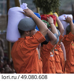 Group of men holding sacks on shoulder, Paro, Bhutan. Стоковое фото, агентство Ingram Publishing / Фотобанк Лори
