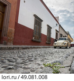 Cars on street, San Miguel de Allende, Guanajuato, Mexico. Стоковое фото, агентство Ingram Publishing / Фотобанк Лори