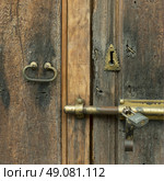 Lock and latch on a door, Zona Centro, San Miguel de Allende, Guanajuato, Mexico. Стоковое фото, агентство Ingram Publishing / Фотобанк Лори