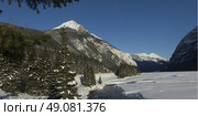 Trees with mountains in snow covered valley, Emerald Lake, Yoho National Park, British Columbia, Canada. Стоковое фото, агентство Ingram Publishing / Фотобанк Лори
