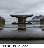 Dock cleat with boathouses, Pacific Rim National Park Reserve, Tofino, Vancouver Island, British Columbia, Canada. Стоковое фото, агентство Ingram Publishing / Фотобанк Лори