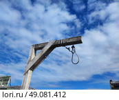 Деревянная виселица на фоне голубого неба. Wooden gallows on a blue sky background. Стоковое фото, фотограф Денис Баданин / Фотобанк Лори