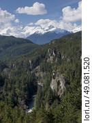 View of valley with mountains against cloudy sky, BC Coast, Coast Mountains, Squamish, British Columbia, Canada. Стоковое фото, агентство Ingram Publishing / Фотобанк Лори