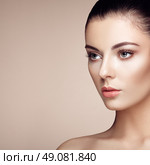 Beautiful woman face. Perfect makeup. Beauty fashion. Eyelashes. Cosmetic Eyeshadow. Highlighting. Стоковое фото, агентство Ingram Publishing / Фотобанк Лори