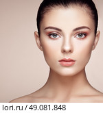Beautiful woman face. Perfect makeup. Beauty fashion. Eyelashes. Cosmetic Eyeshadow. Highlighting. Стоковое фото, агентство Ingram Publishing / Фотобанк Лори