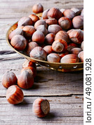 Fruits of hazelnut in the copper bowl and scattered near.. Fruits of hazelnut. Стоковое фото, агентство Ingram Publishing / Фотобанк Лори