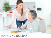 Carer helping woman at home. Стоковое фото, агентство Ingram Publishing / Фотобанк Лори