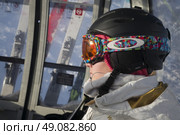 Skier with ski goggles and helmet on the chairlift,  Kicking Horse Mountain Resort, Golden, British Columbia, Canada. Стоковое фото, агентство Ingram Publishing / Фотобанк Лори