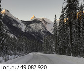 Snow covered road with mountains in winter, Emerald Lake, Yoho National Park, British Columbia, Canada. Стоковое фото, агентство Ingram Publishing / Фотобанк Лори