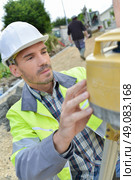 Surveyor using theodolite. Стоковое фото, агентство Ingram Publishing / Фотобанк Лори