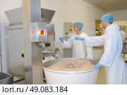 Factory workers around vat. Стоковое фото, агентство Ingram Publishing / Фотобанк Лори