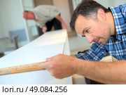 Putting together flap pack furniture. Стоковое фото, агентство Ingram Publishing / Фотобанк Лори