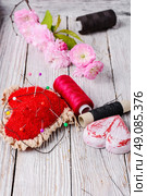 sewing tool for handwork. Wooden box with thread and needles for needlework. Стоковое фото, агентство Ingram Publishing / Фотобанк Лори