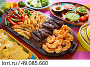 Mexican combo beef and chicken fajitas with shrimp. Стоковое фото, агентство Ingram Publishing / Фотобанк Лори
