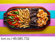 Mexican combo beef and chicken fajitas with shrimp. Стоковое фото, агентство Ingram Publishing / Фотобанк Лори