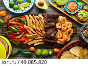 Mexican combo beef and chicken fajitas with shrimp. Стоковое фото, агентство Ingram Publishing / Фотобанк Лори
