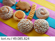 Mexican pastries concha puerquito ojo buey in a colorful wood background. Стоковое фото, агентство Ingram Publishing / Фотобанк Лори