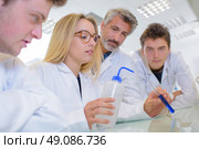 young woman showing an experiment. Стоковое фото, агентство Ingram Publishing / Фотобанк Лори
