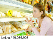 Woman smelling cheese. Стоковое фото, агентство Ingram Publishing / Фотобанк Лори