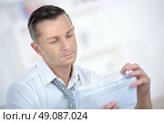Man reading a letter he’s received. Стоковое фото, агентство Ingram Publishing / Фотобанк Лори