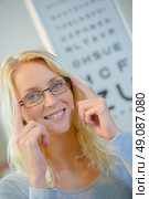 Lady at Opticians. Стоковое фото, агентство Ingram Publishing / Фотобанк Лори