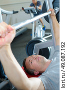 man lifting weights. Стоковое фото, агентство Ingram Publishing / Фотобанк Лори