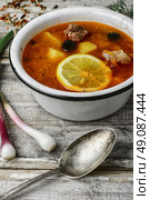 Dish of Russian cuisine-beef stew. Traditional solyanka with smoked meat products in the iron bowl. Стоковое фото, агентство Ingram Publishing / Фотобанк Лори