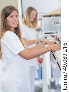 Two women working in a laundry. Стоковое фото, агентство Ingram Publishing / Фотобанк Лори