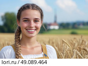 Молодая девушка с косой ярко улыбается на пшеничном поле на размытом фоне сельского пейзажа. Стоковое AI-изображение, AI-художник Катерина Бондарец / Фотобанк Лори