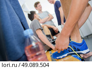 tying up the shoelace. Стоковое фото, агентство Ingram Publishing / Фотобанк Лори
