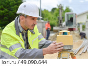 Surveyor lining up a machine. Стоковое фото, агентство Ingram Publishing / Фотобанк Лори