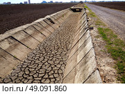 Dried irrigation ditch clay soil in Albufera rice fields of Valencia. Стоковое фото, агентство Ingram Publishing / Фотобанк Лори