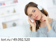 Chilling out to music at home. Стоковое фото, агентство Ingram Publishing / Фотобанк Лори